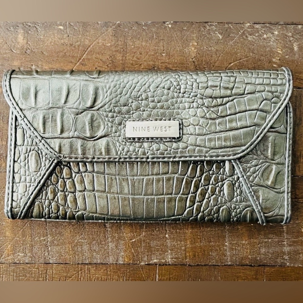 Nine West Vintage Embossed Alligator/Crocodile Textured Wallet in Gray EUC - Picture 1 of 4